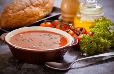 Rajčata vařte, jahody nekrájejte. Jak u potravin nepřijít o vitaminy?