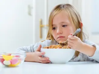 Jak zabránit obezitě u dětí? Důležitá je snídaně a svačiny